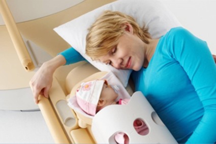 Позволяет матери лежать рядом с ребенком