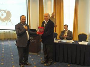 Вручение памятных знаков