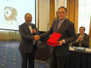 Вручение памятных знаков