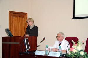 ученый секретарь УНИИФ Вахрушева Диана Владимировна комментирует недочеты в работе предыдущего докладчика