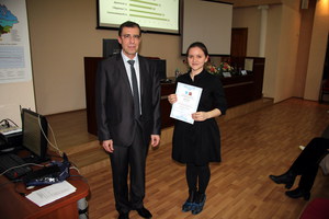 председатель конкурсной комиссии награждает участника конференции за лучшую работу 