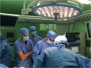 Диего Гонзалез –Ривас выполняет оперативное вмешательство