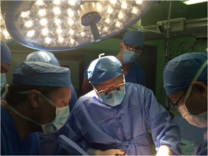 Оперирует профессор Gening Jiang